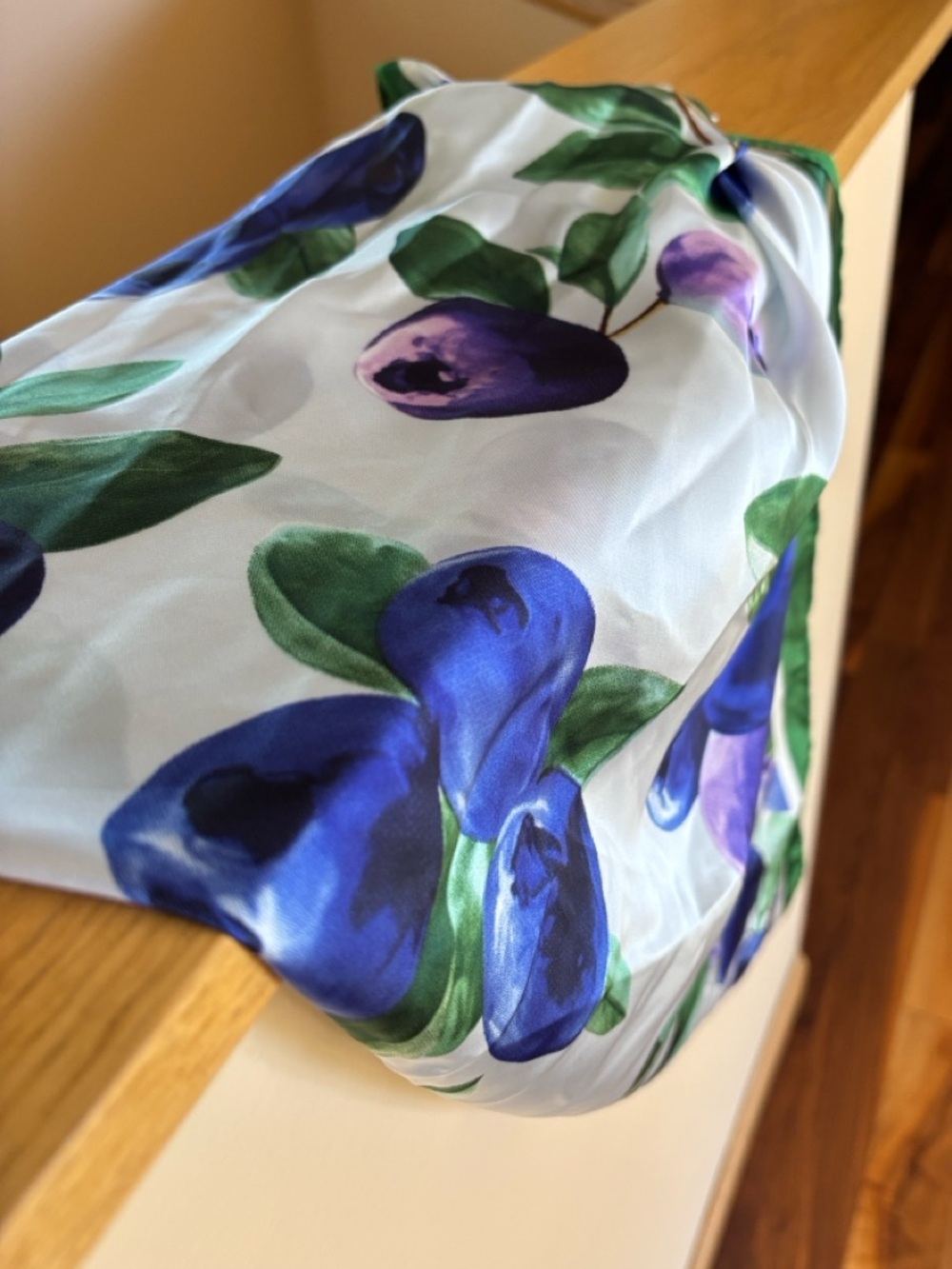 NWT LA Valentina Scarf, 26x26, Stunning Blueberry Berries Design, Blues, Greens